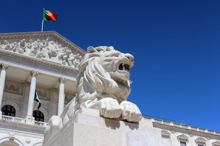 Η Πορτογαλία εφαρμόζει την οδηγία της ΕΕ για την προστασία των πληροφοριοδοτών με αποκλίσεις
